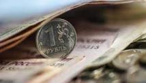 الروبل الروسي يتراجع أمام الدولار واليورو