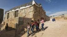 نازحة تحوّل قلعة أثرية في إدلب إلى مركز تعليمي