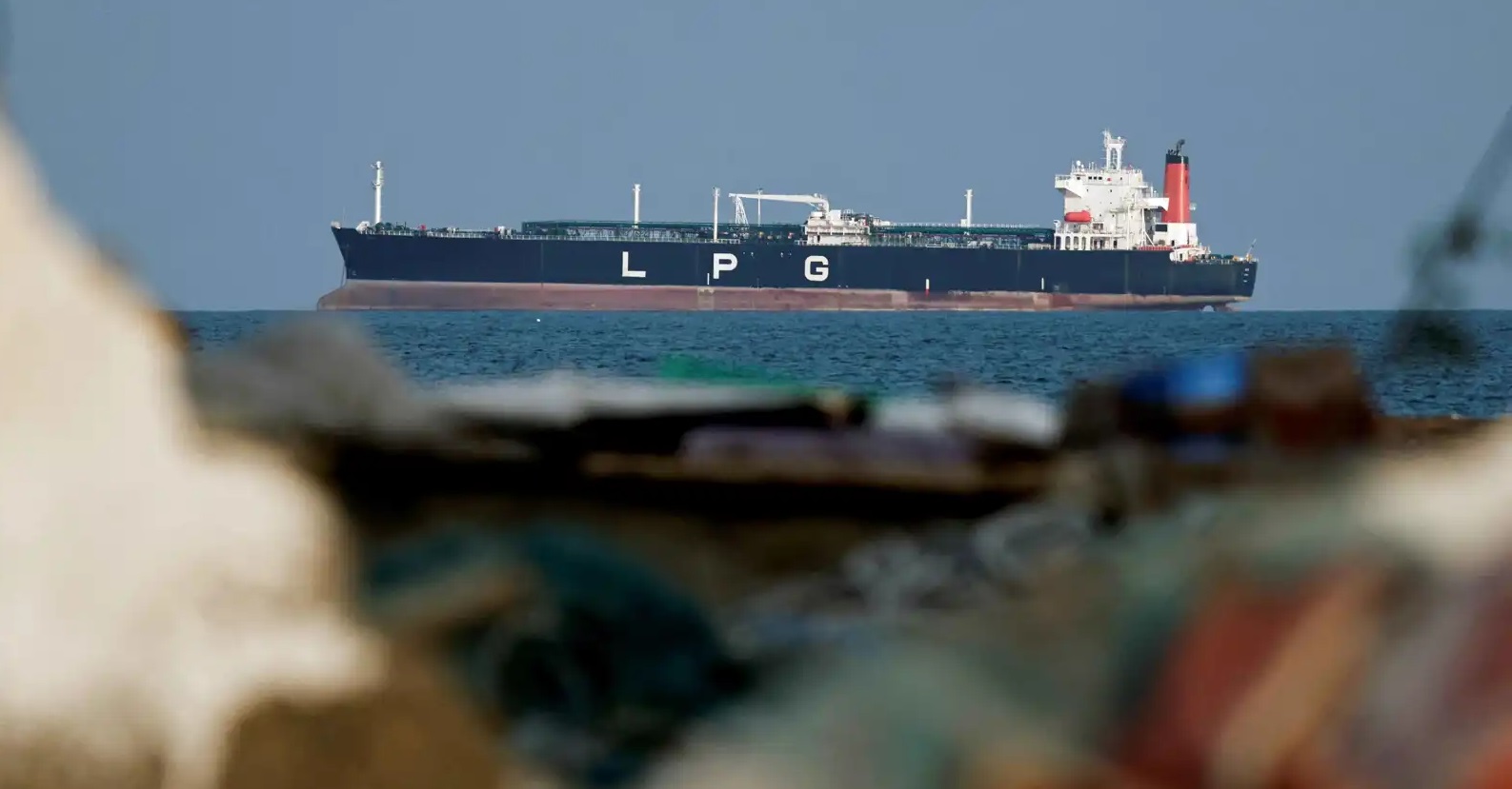 إيران تصعد الحرب عبر المضائق البحرية